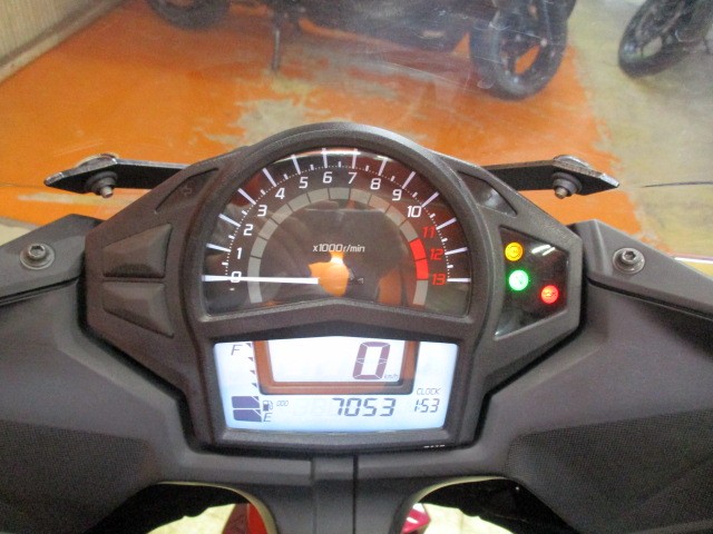 走行もびっくり低走行の７０５３ｋｍ！！このモデルのＮＩＮＪＡはネイキッドとレプリカのいいとこどり！！